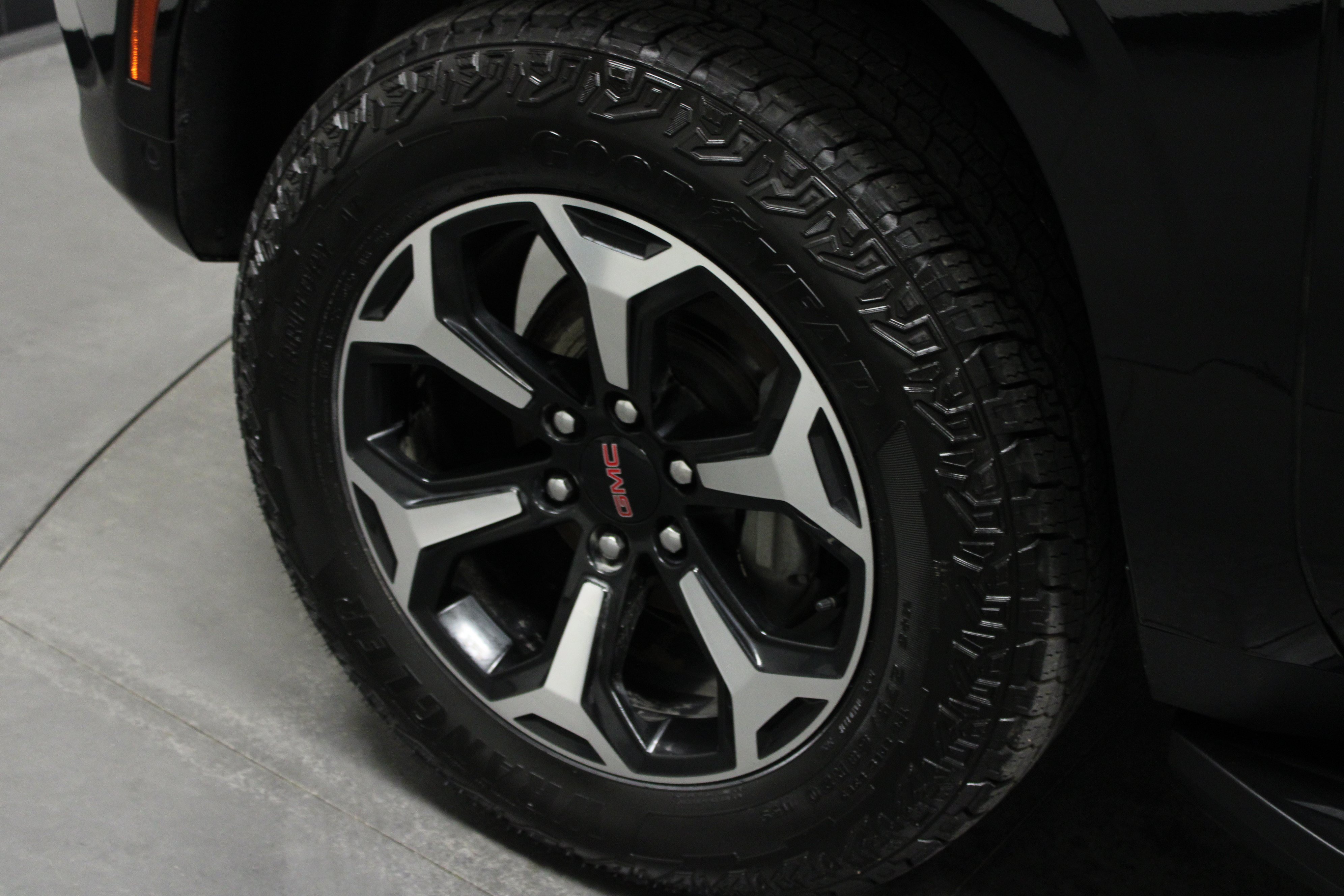 Used 2025 GMC Yukon XL AT4 AWD/4WD image 10