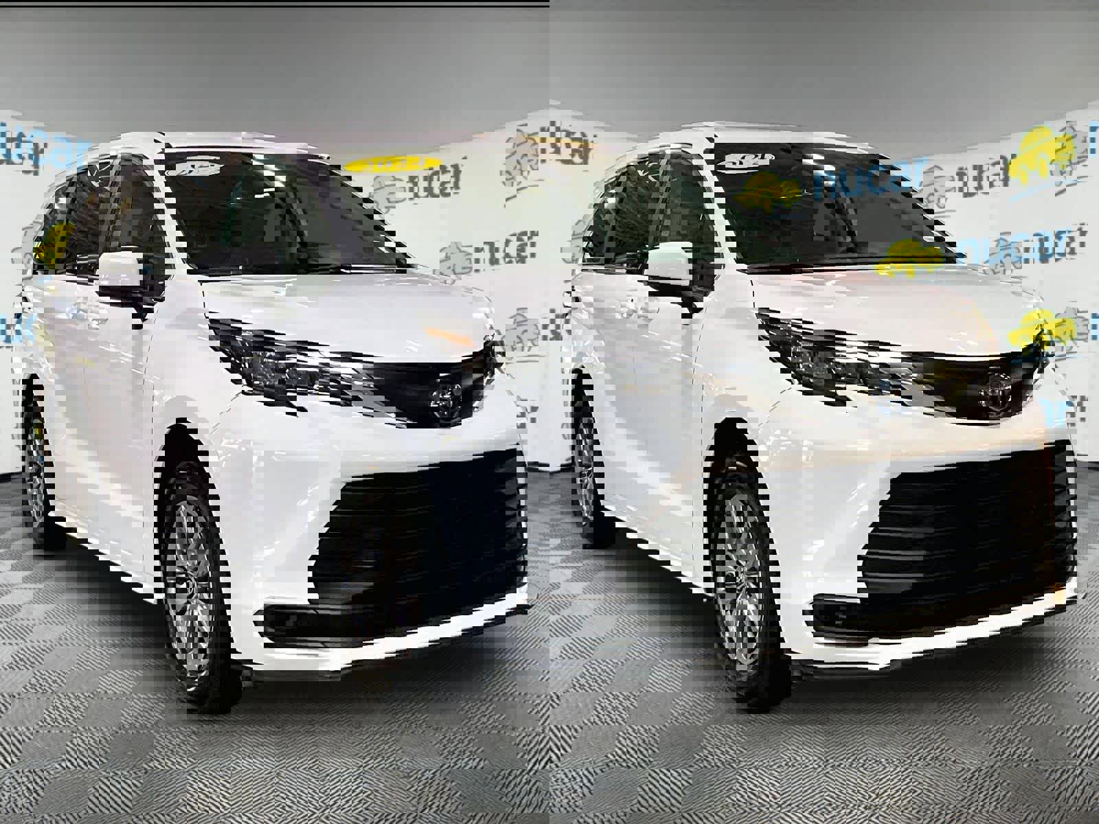 Used 2024 Toyota Sienna LE image 1