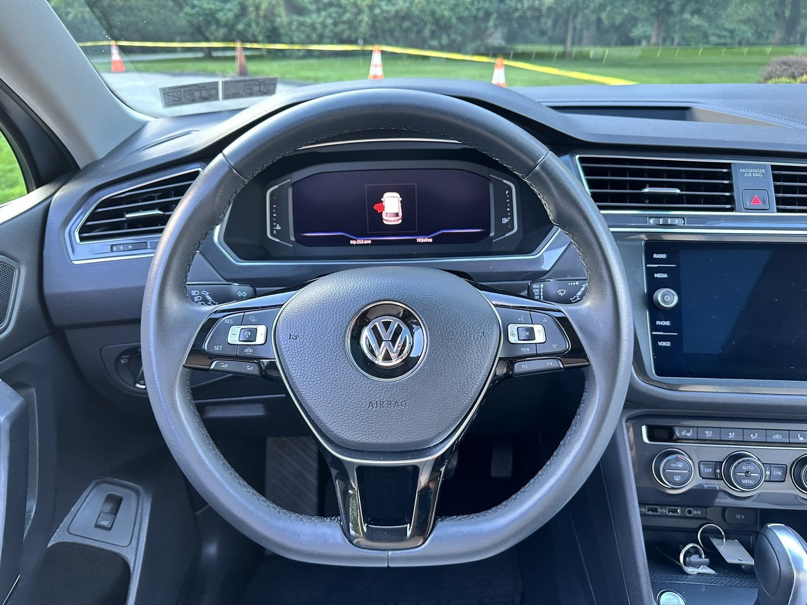 Used 2020 Volkswagen Tiguan SEL AWD/4WD image 21