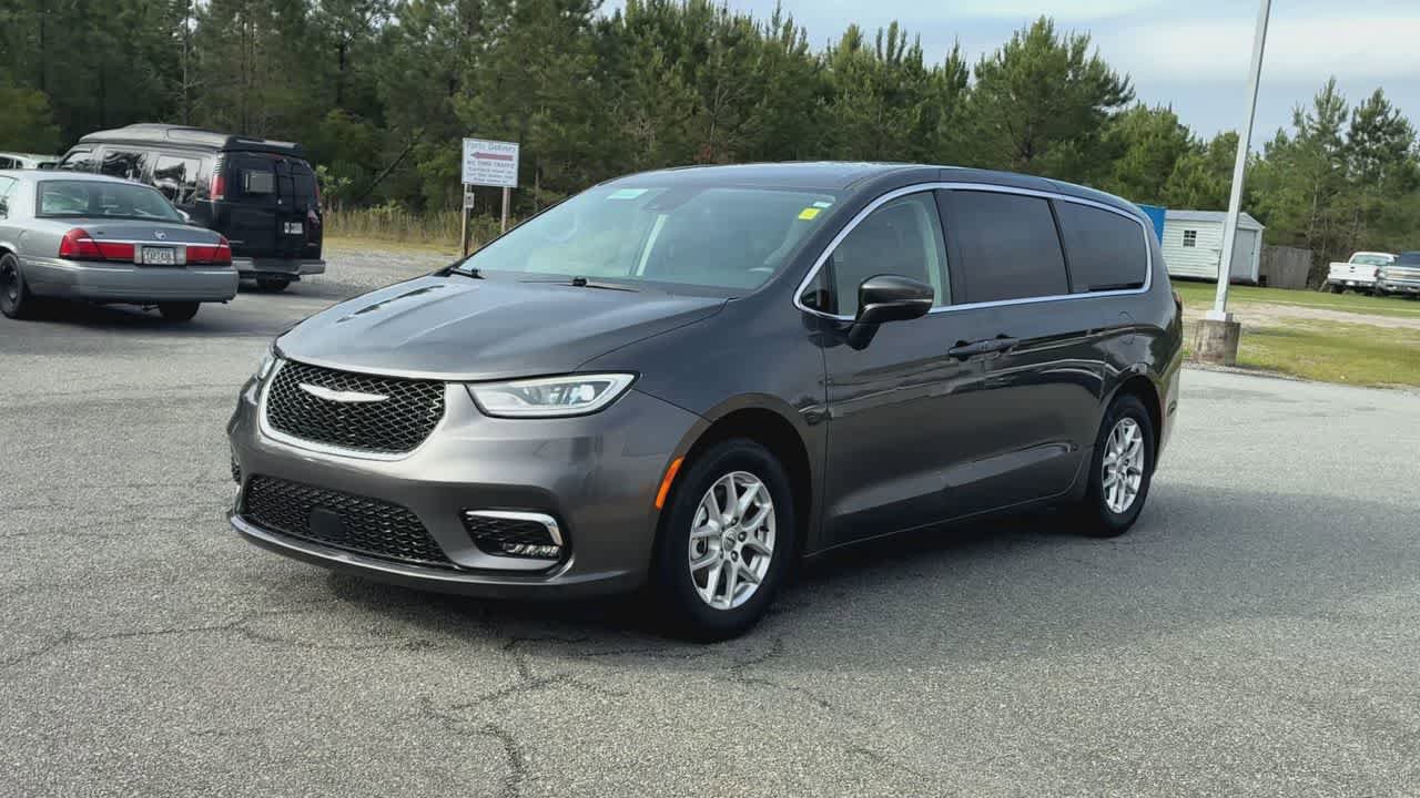 Used 2023 Chrysler Pacifica Touring-L FWD image 4
