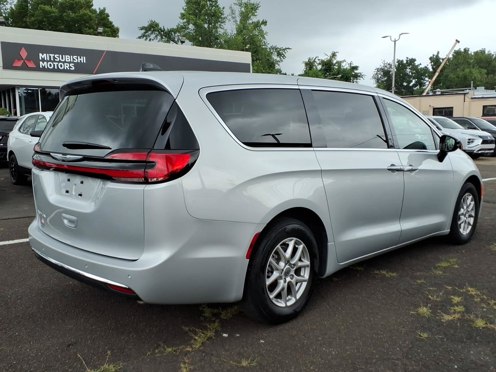 Used 2024 Chrysler Pacifica Touring-L FWD image 3