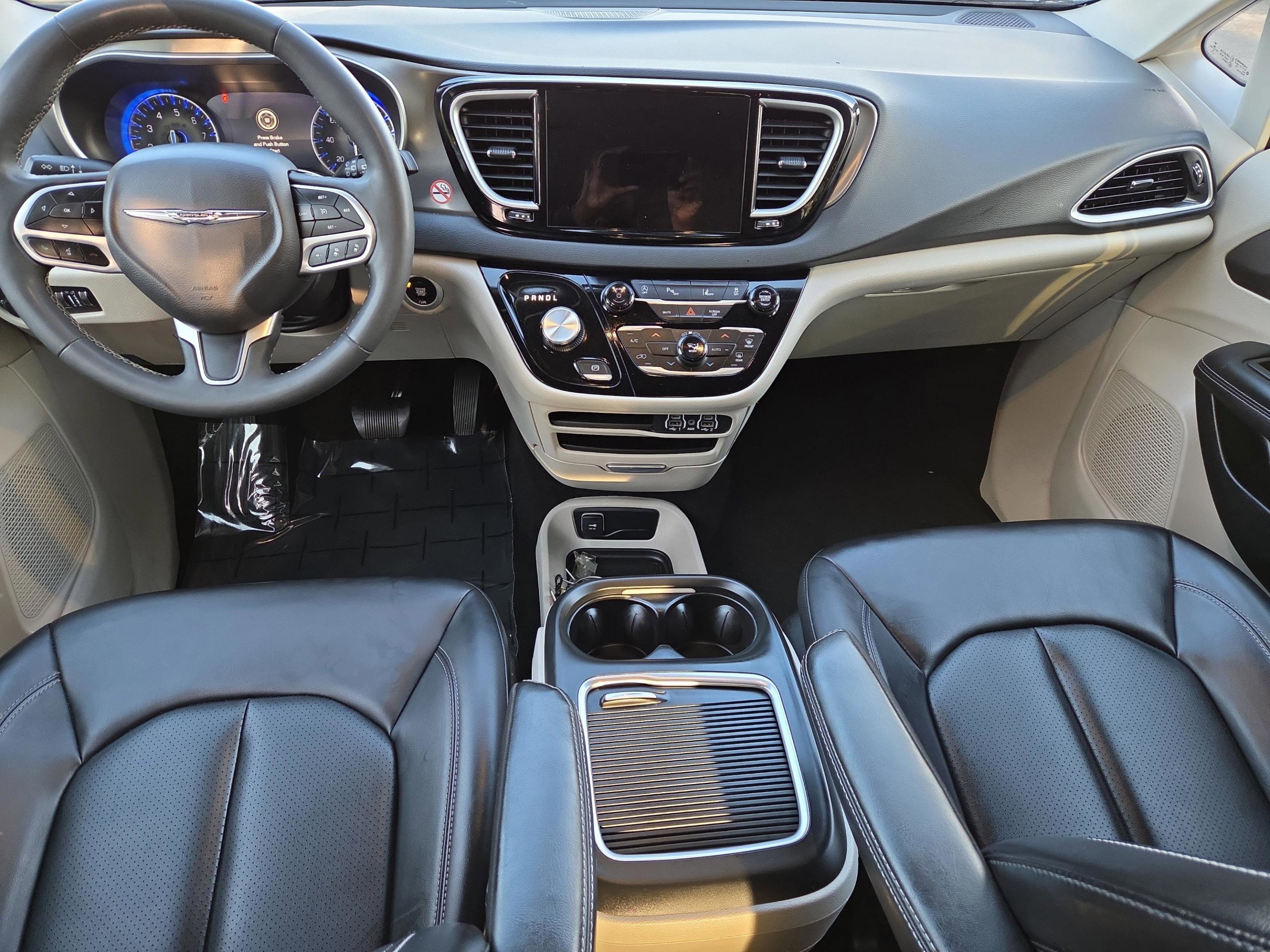 Used 2023 Chrysler Pacifica Touring-L image 10