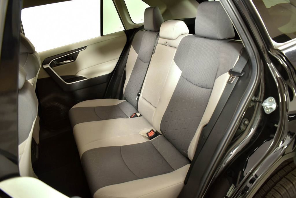 Used 2021 Toyota RAV4 XLE image 17