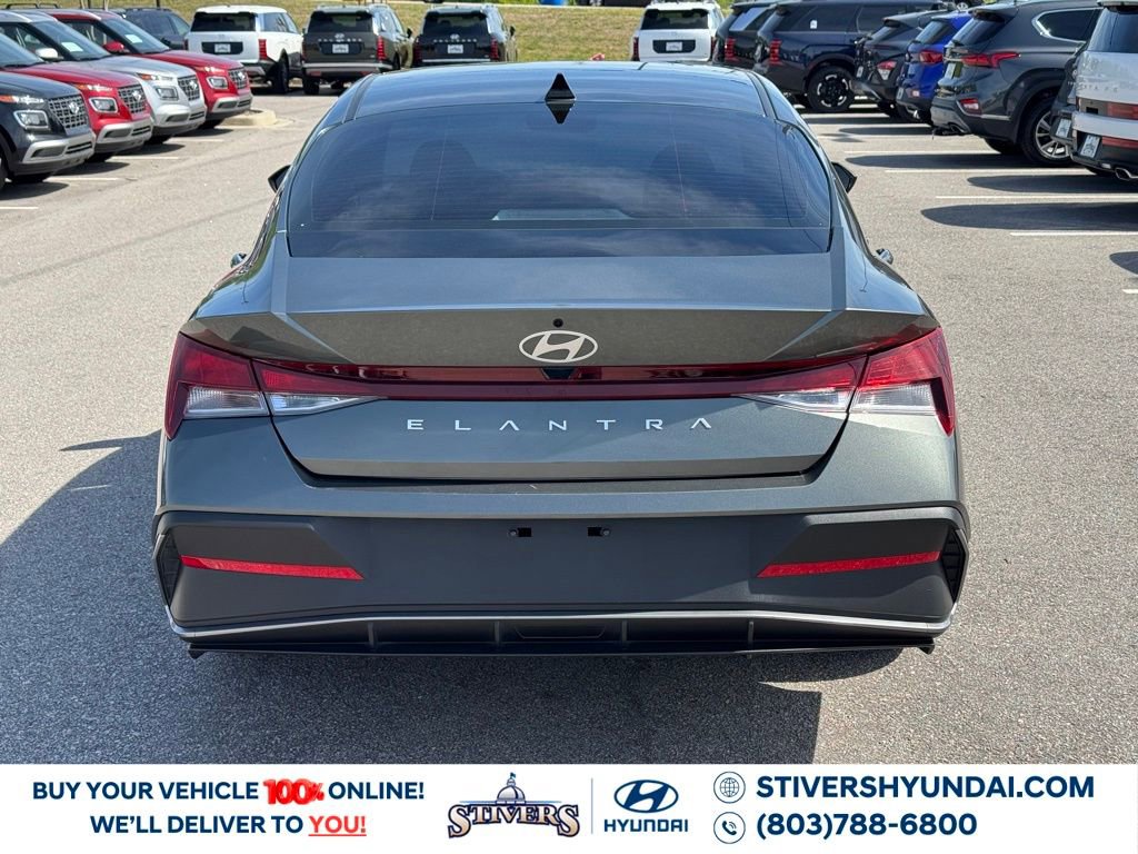 Used 2025 Hyundai Elantra SE image 12
