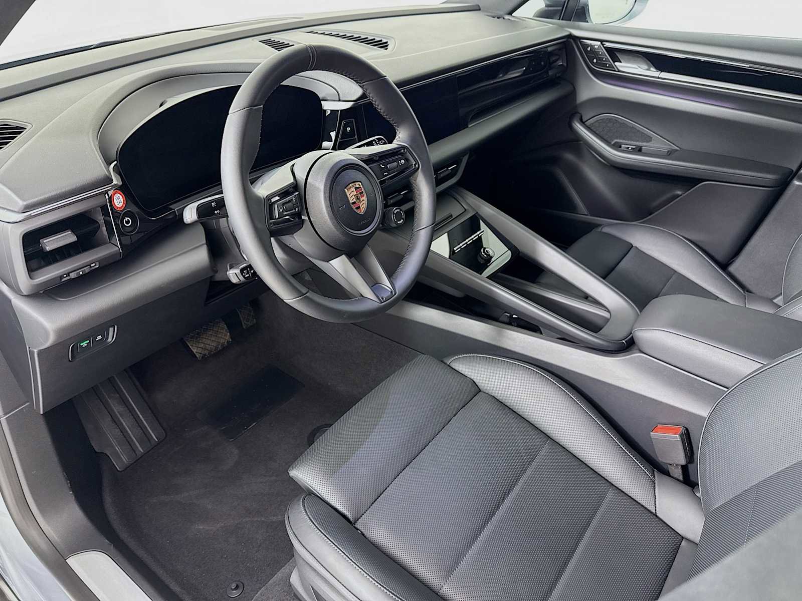 Certified 2025 Porsche Macan Electric image 4