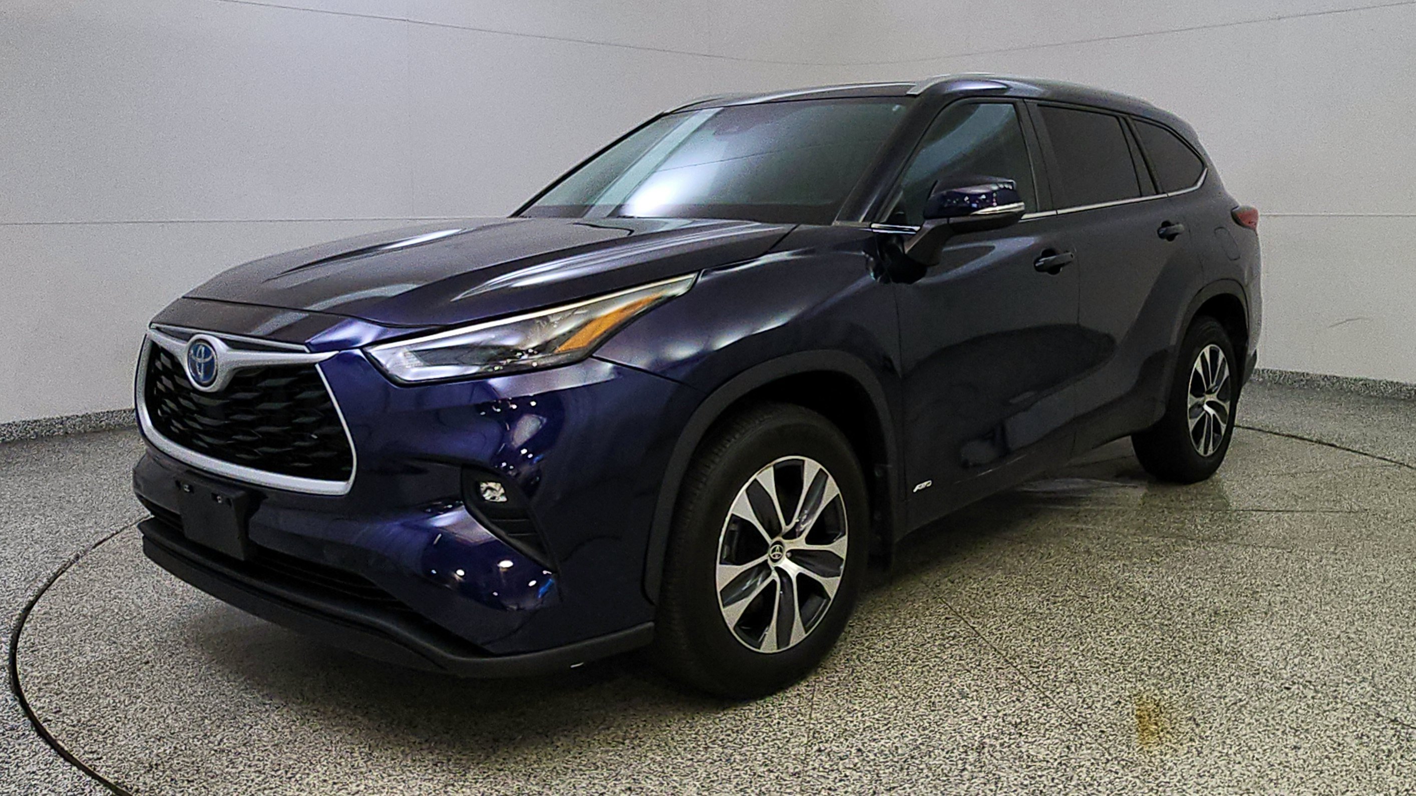Used 2023 Toyota Highlander XLE AWD/4WD image 3