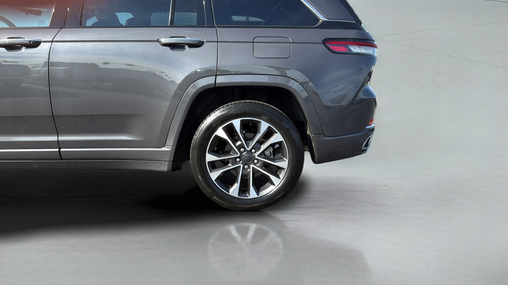 Used 2022 Jeep Grand Cherokee Overland w/ Luxury Tech Group IV AWD/4WD image 32