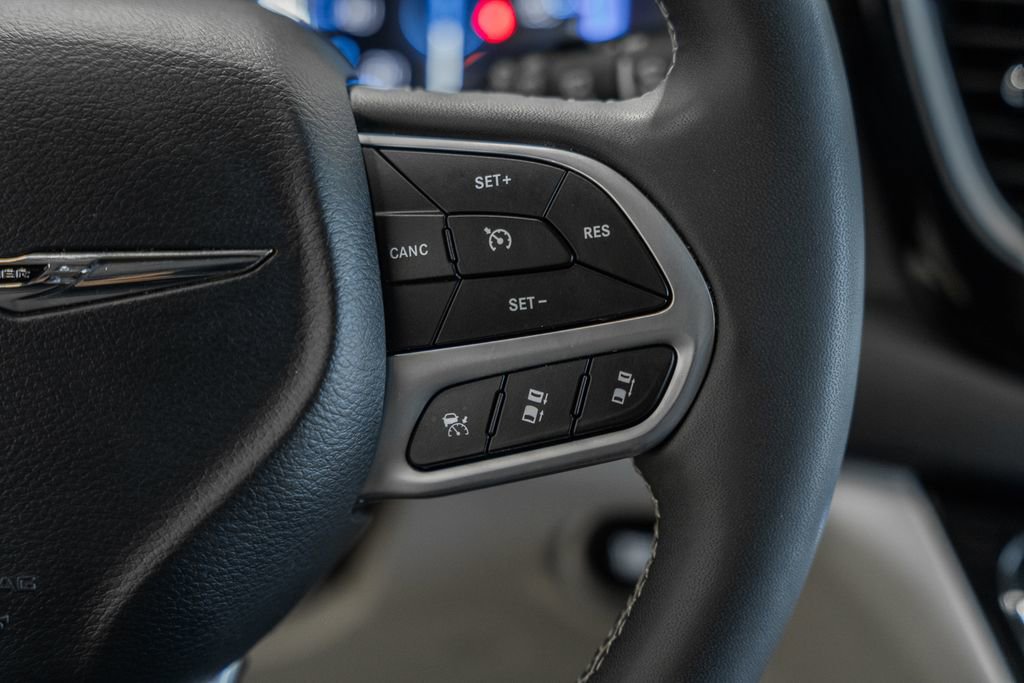 Certified 2024 Chrysler Pacifica Touring-L image 32