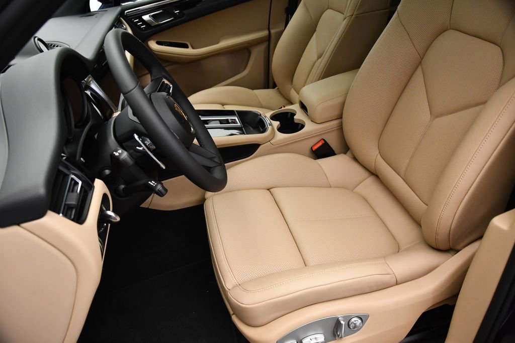 Certified 2025 Porsche Macan image 36