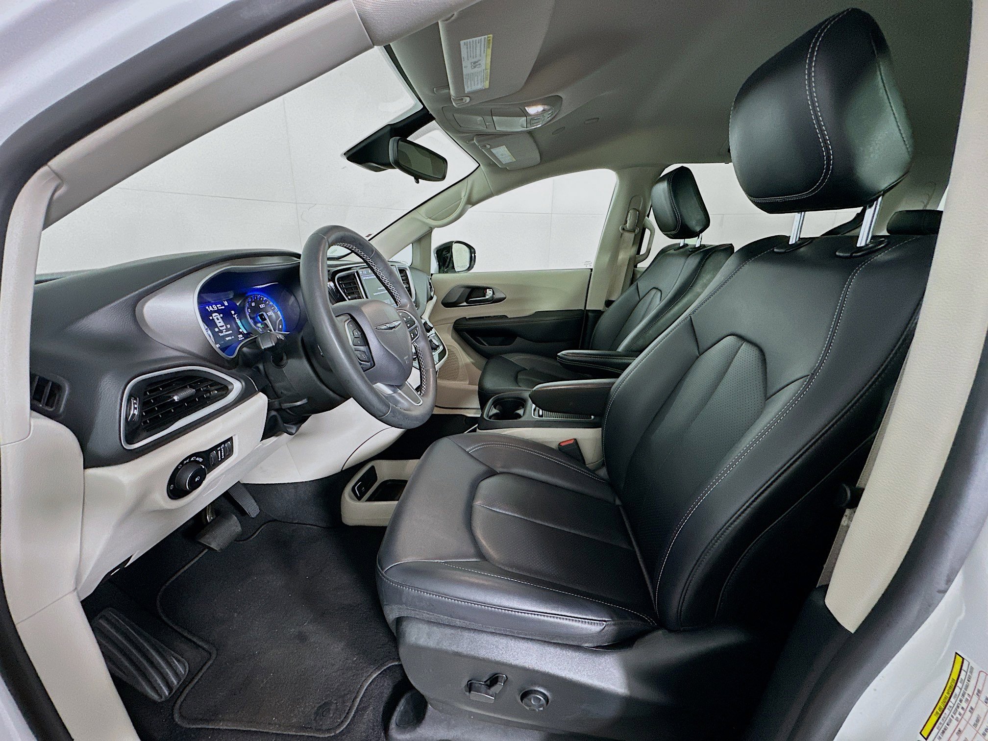 Used 2024 Chrysler Pacifica Touring-L FWD image 13
