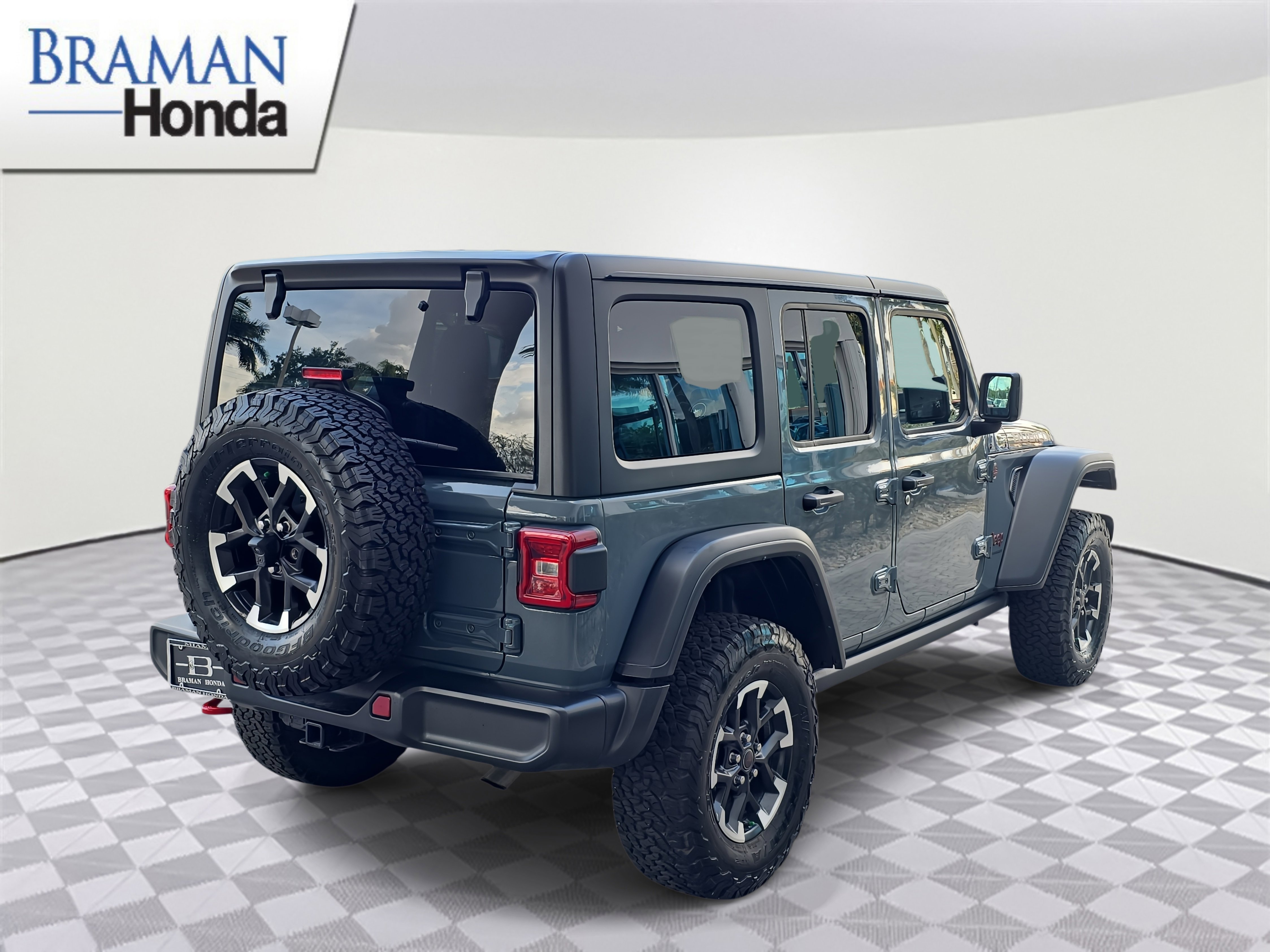 Used 2025 Jeep Wrangler Unlimited Rubicon image 3