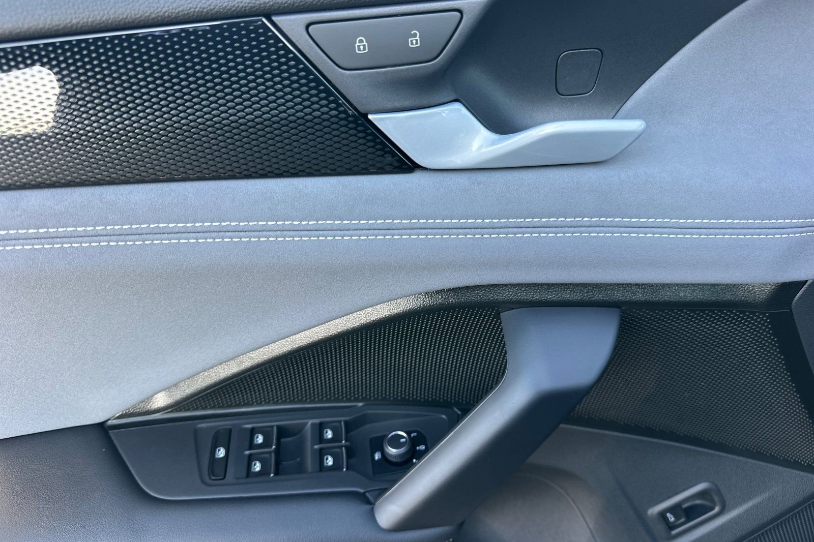 New 2026 Volkswagen Tiguan SE R-Line FWD image 9