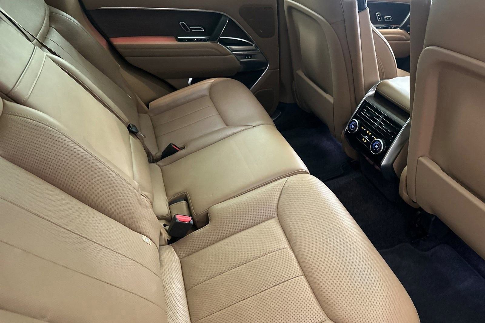 Used 2023 Land Rover Range Rover SE image 32