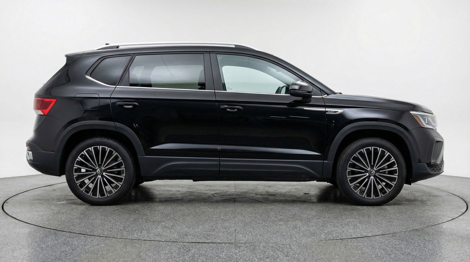 Used 2025 Volkswagen Taos SE FWD image 11