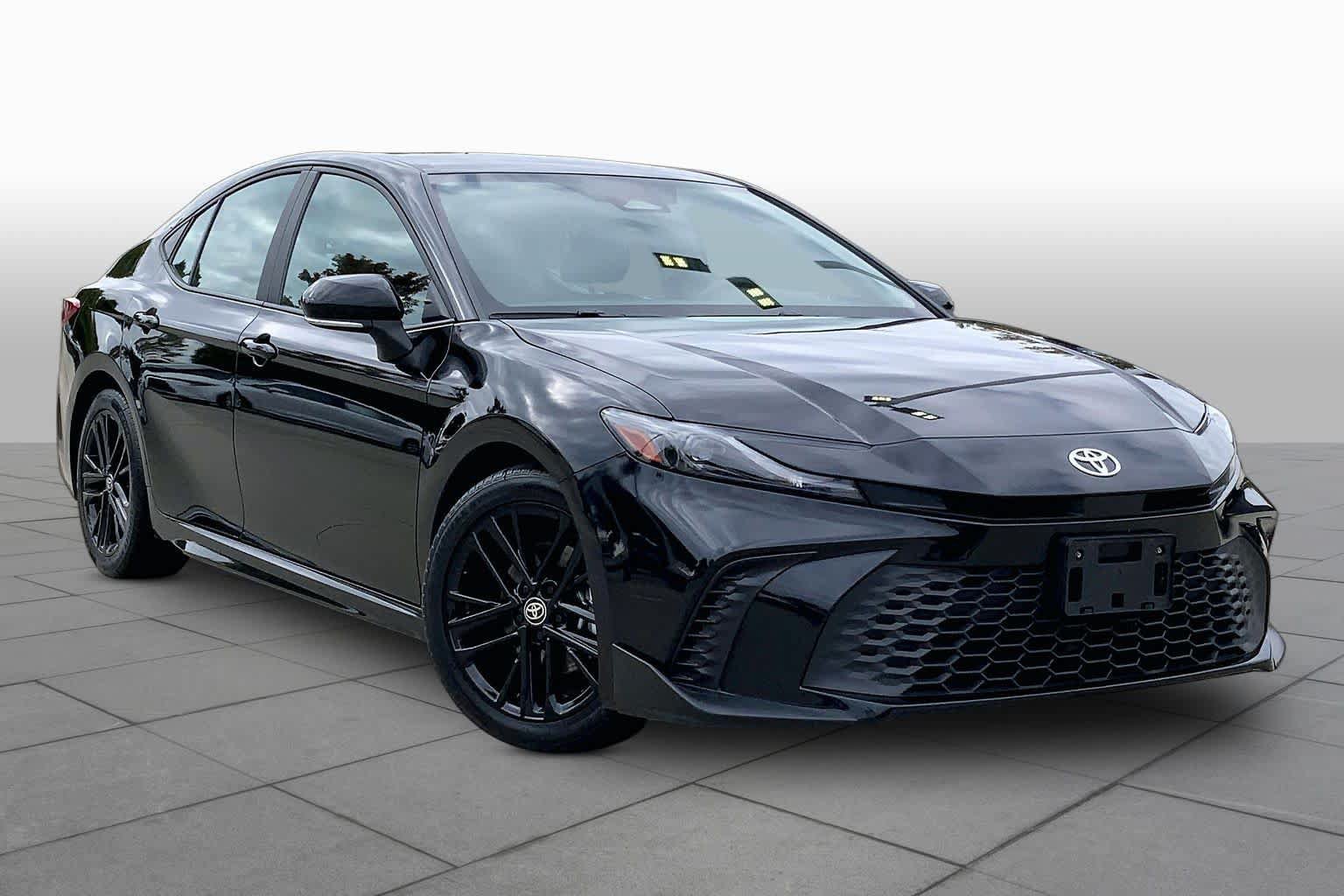 Used 2025 Toyota Camry SE FWD image 3
