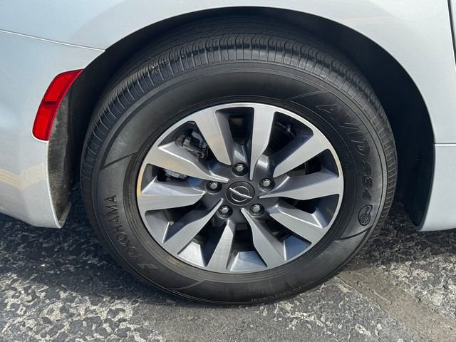 Certified 2024 Chrysler Pacifica Select image 12