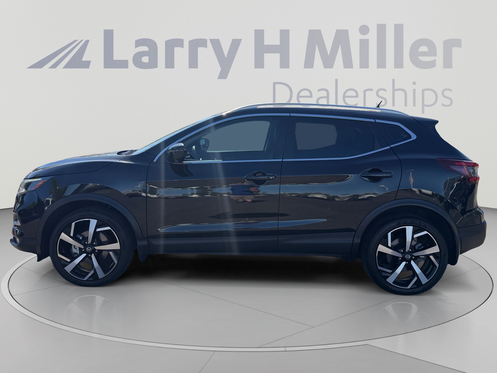Used 2021 Nissan Rogue Sport SL w/ Premium Package FWD image 2