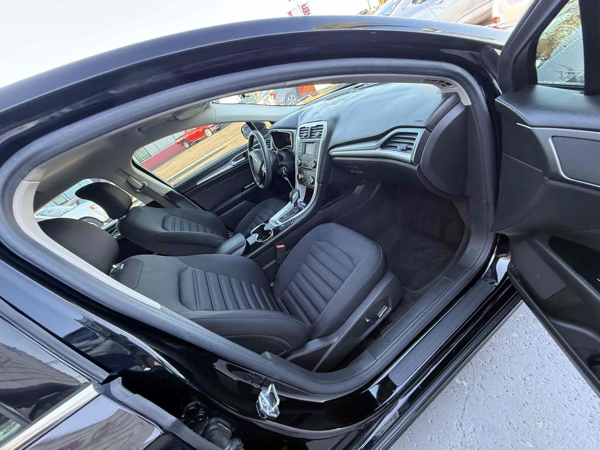 Used 2016 Ford Fusion SE FWD image 33