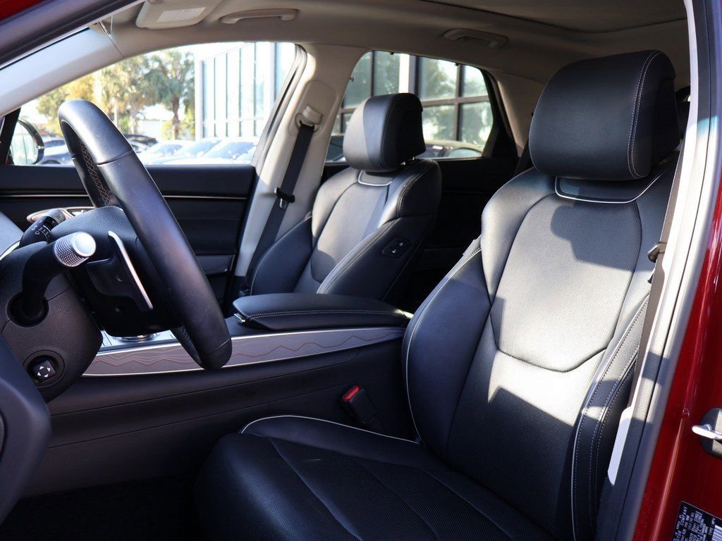 Used 2023 Genesis GV70 2.5T w/ Advanced Package image 33