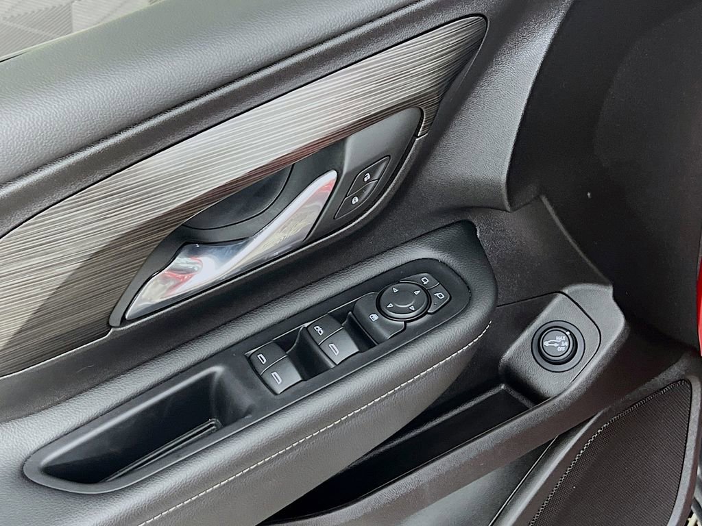 Used 2024 GMC Terrain SLE w/ Driver Convenience Package image 17