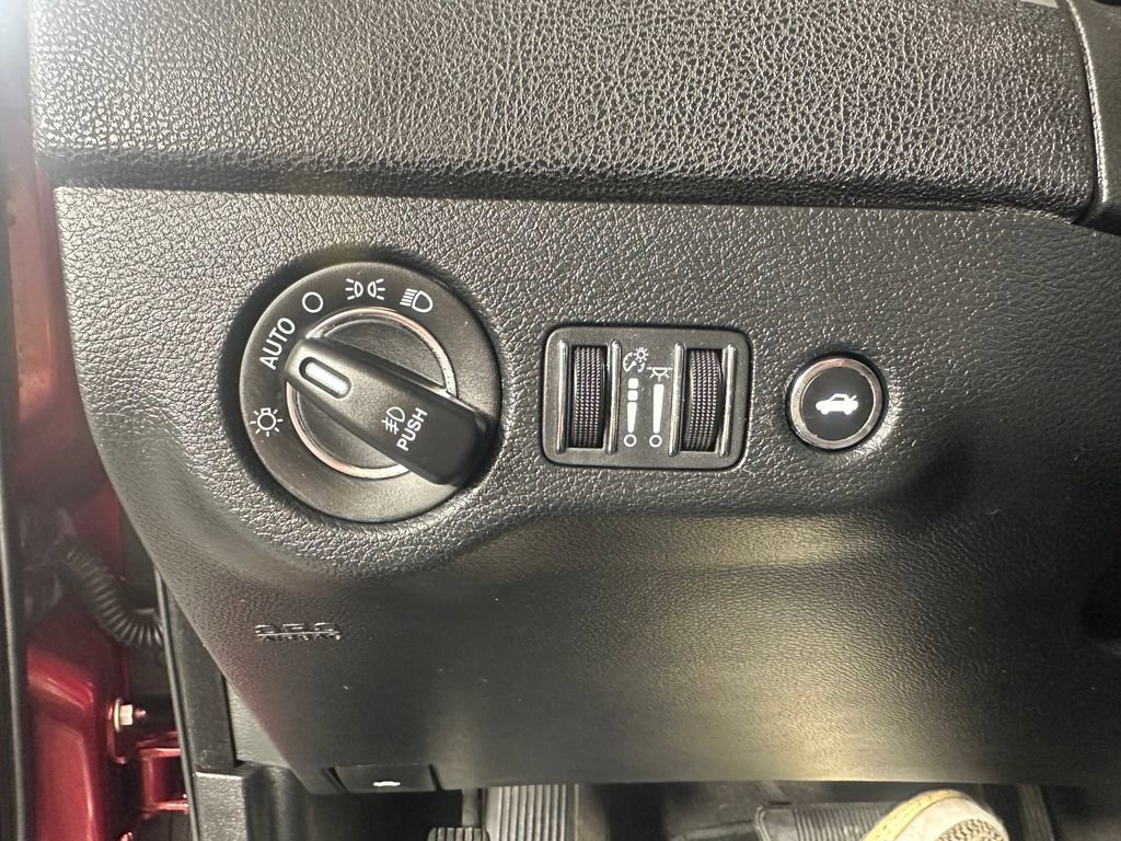 Used 2018 Chrysler 300 Limited w/ Safetytec Plus Group image 28