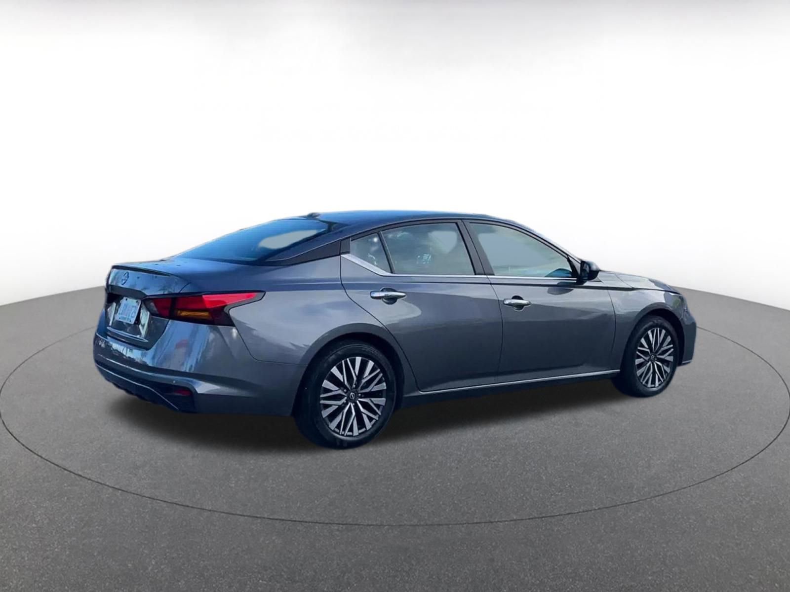 Used 2025 Nissan Altima 2.5 SV image 14