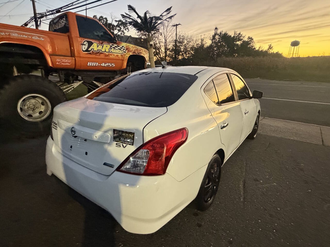 Used 2016 Nissan Versa SV FWD image 3