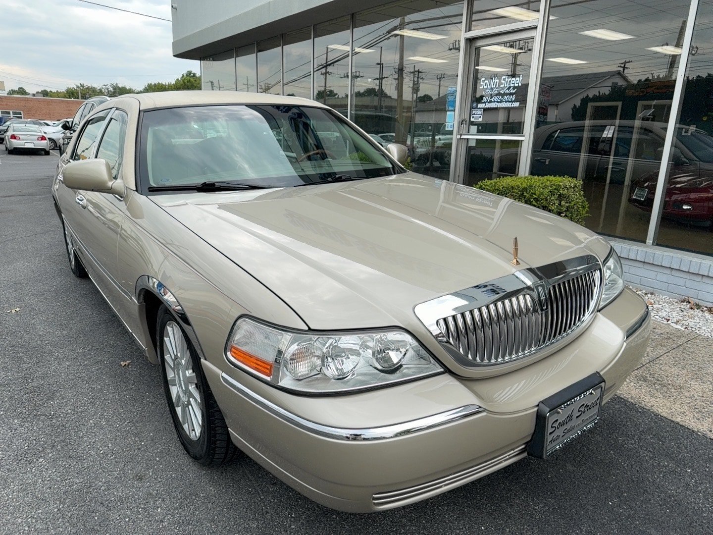 Used 2004 Lincoln Town Car Ultimate RWD image 2