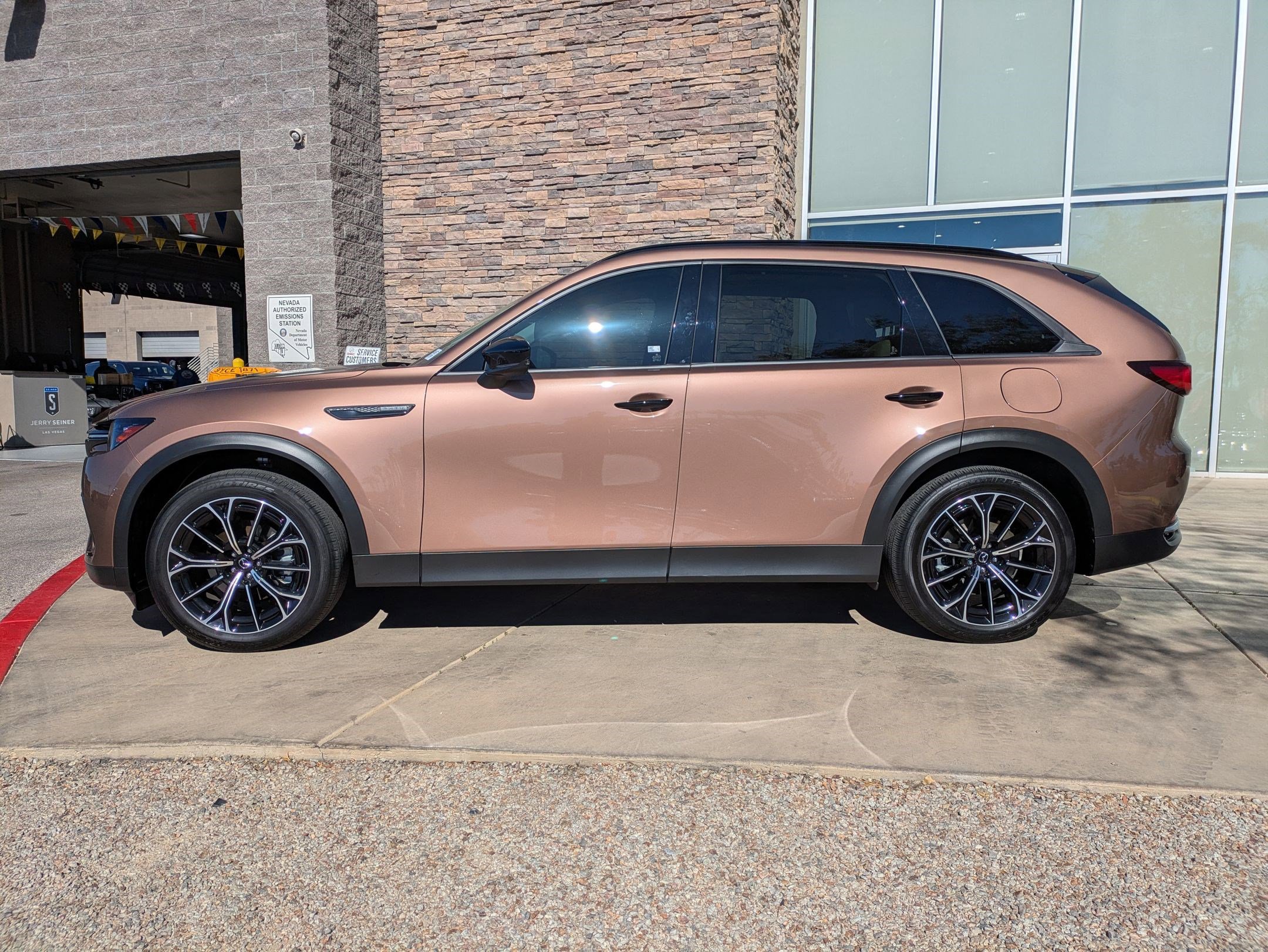 Used 2025 MAZDA CX-70 Plug-In Hybrid w/ Premium Pkg AWD/4WD image 2