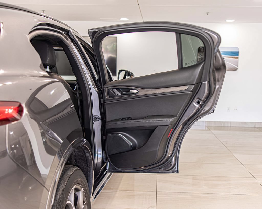 Used 2023 Alfa Romeo Stelvio Ti AWD/4WD image 40