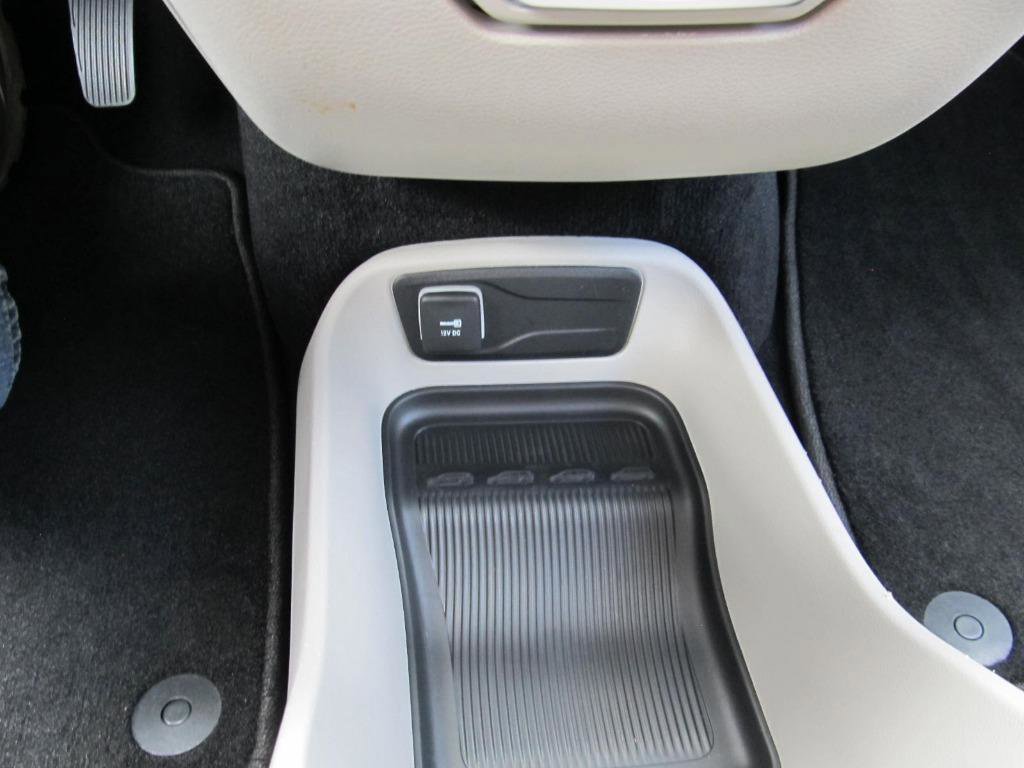 Used 2023 Chrysler Voyager LX image 71