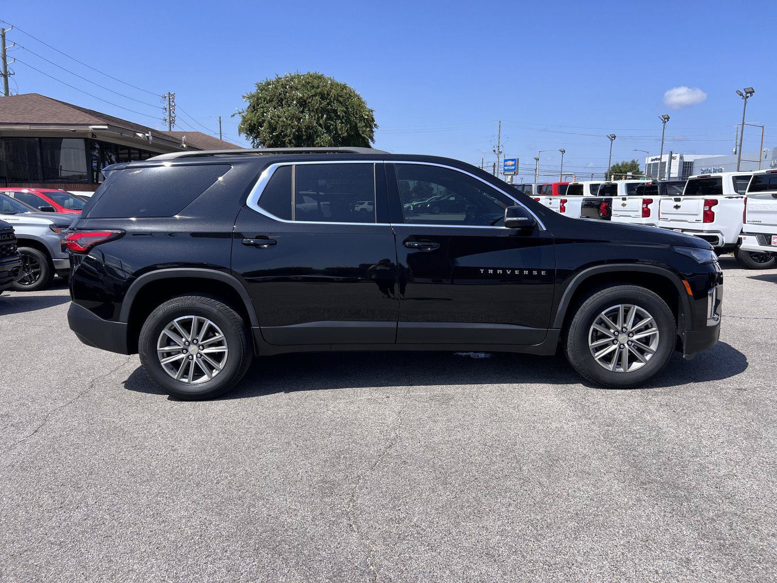 Used 2024 Chevrolet Traverse LT FWD image 35