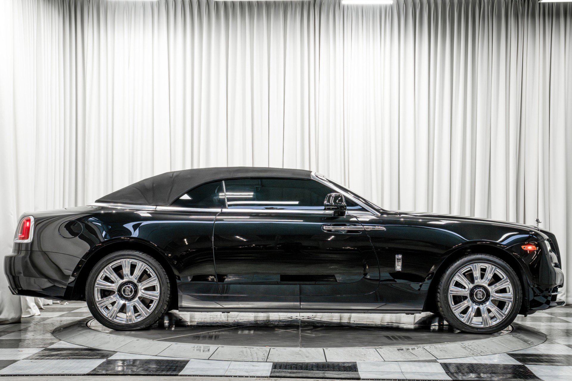 Used 2017 Rolls-Royce Dawn image 16
