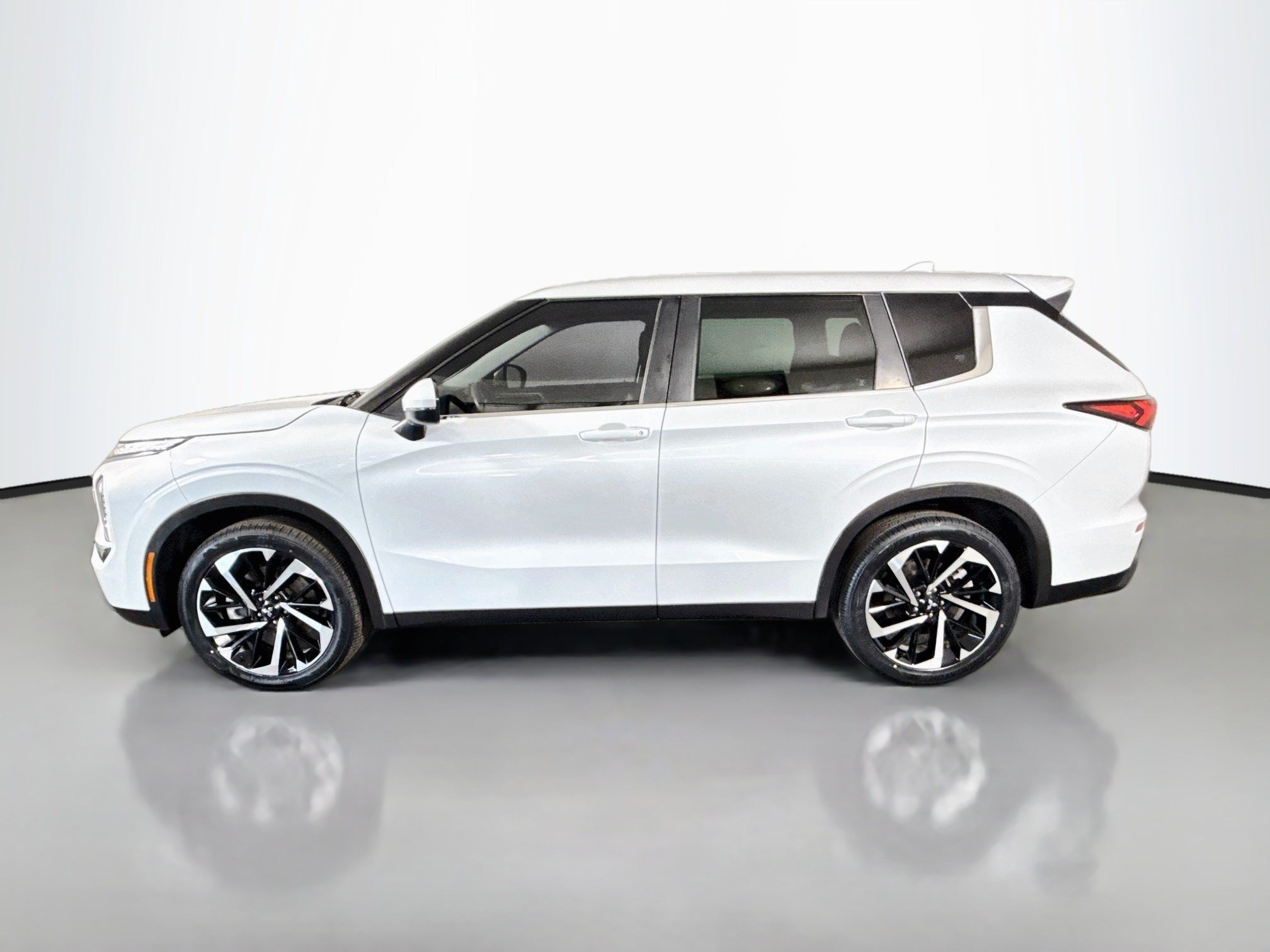Used 2022 Mitsubishi Outlander ES AWD/4WD image 6