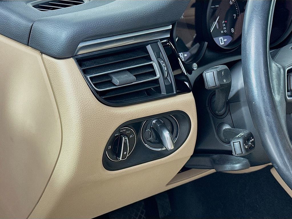 Certified 2023 Porsche Macan AWD/4WD image 11
