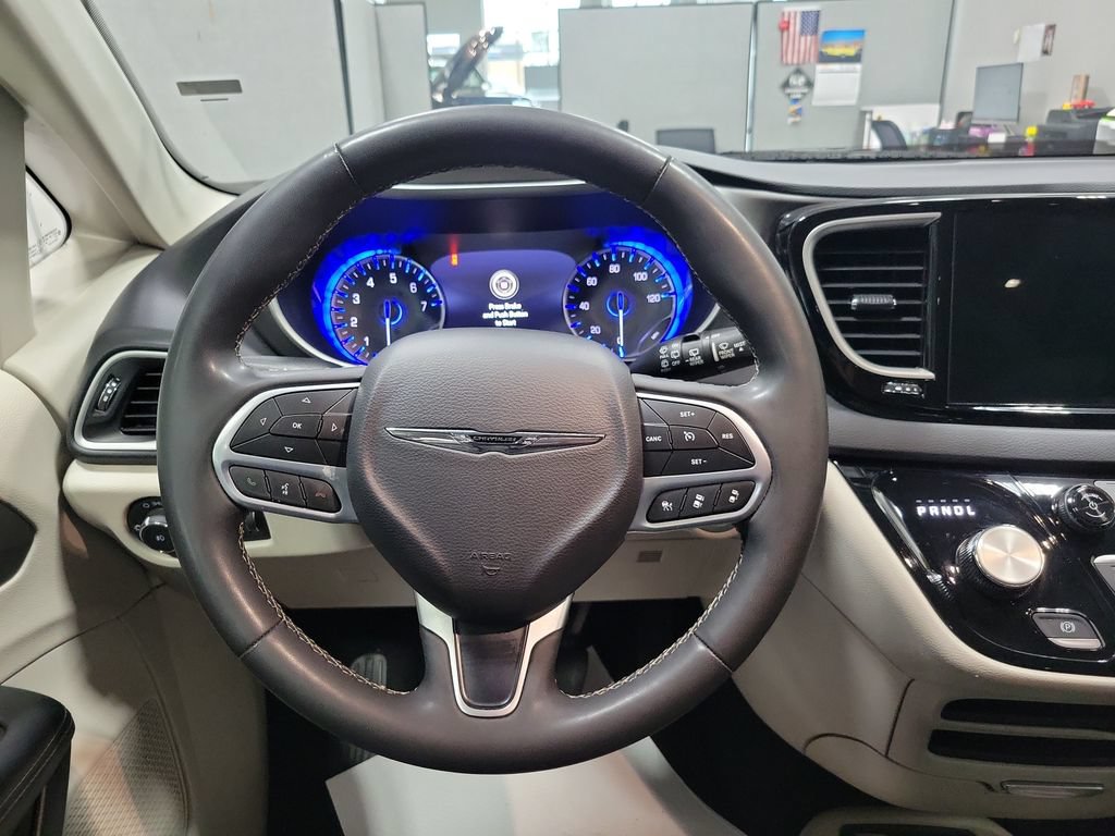 Certified 2023 Chrysler Pacifica Touring-L FWD image 27