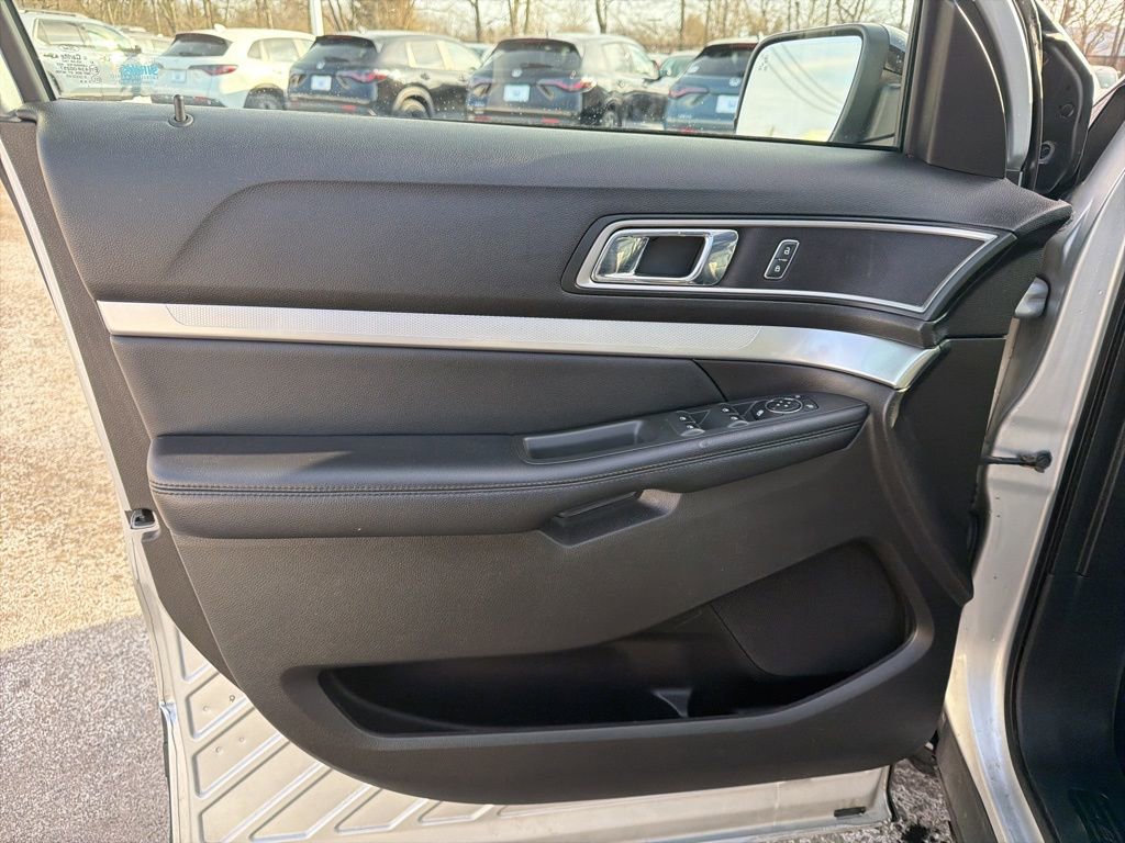 Used 2017 Ford Explorer XLT w/ Equipment Group 202A image 19