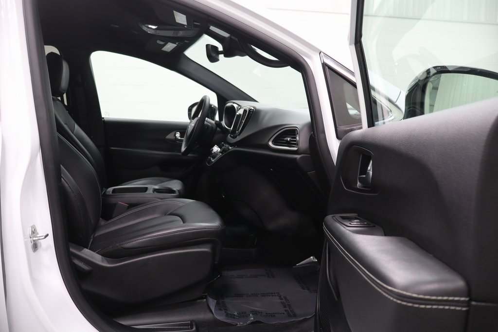 Used 2025 Chrysler Pacifica Select image 15