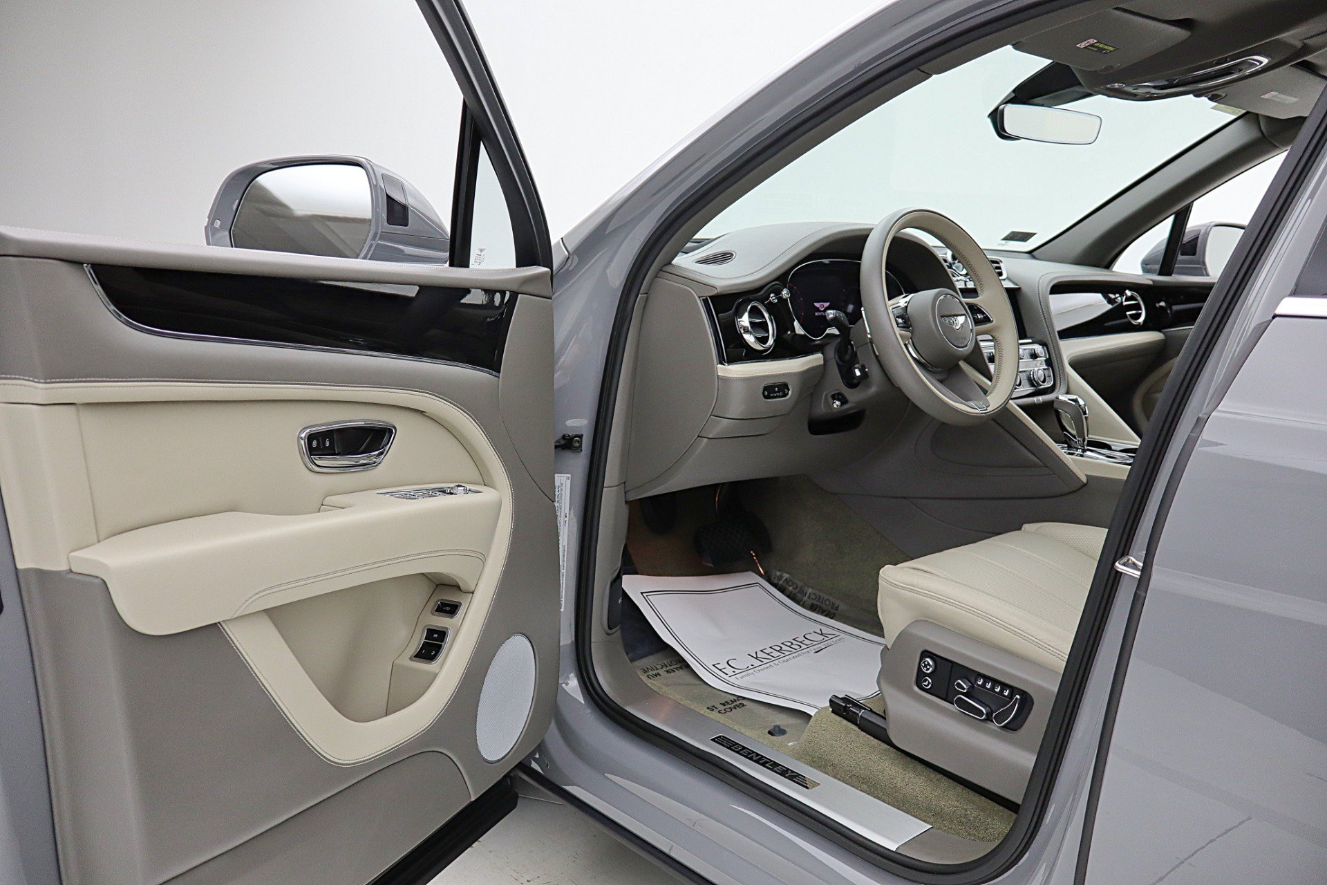 Used 2024 Bentley Bentayga Extended Wheelbase AWD/4WD image 45