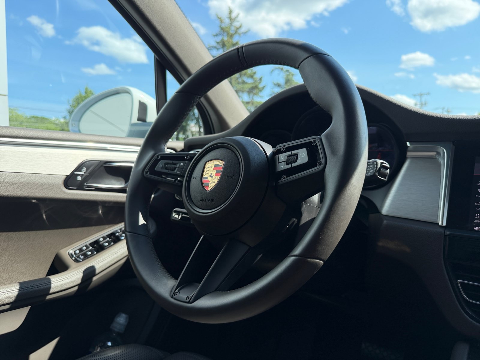 Used 2025 Porsche Macan AWD/4WD image 23