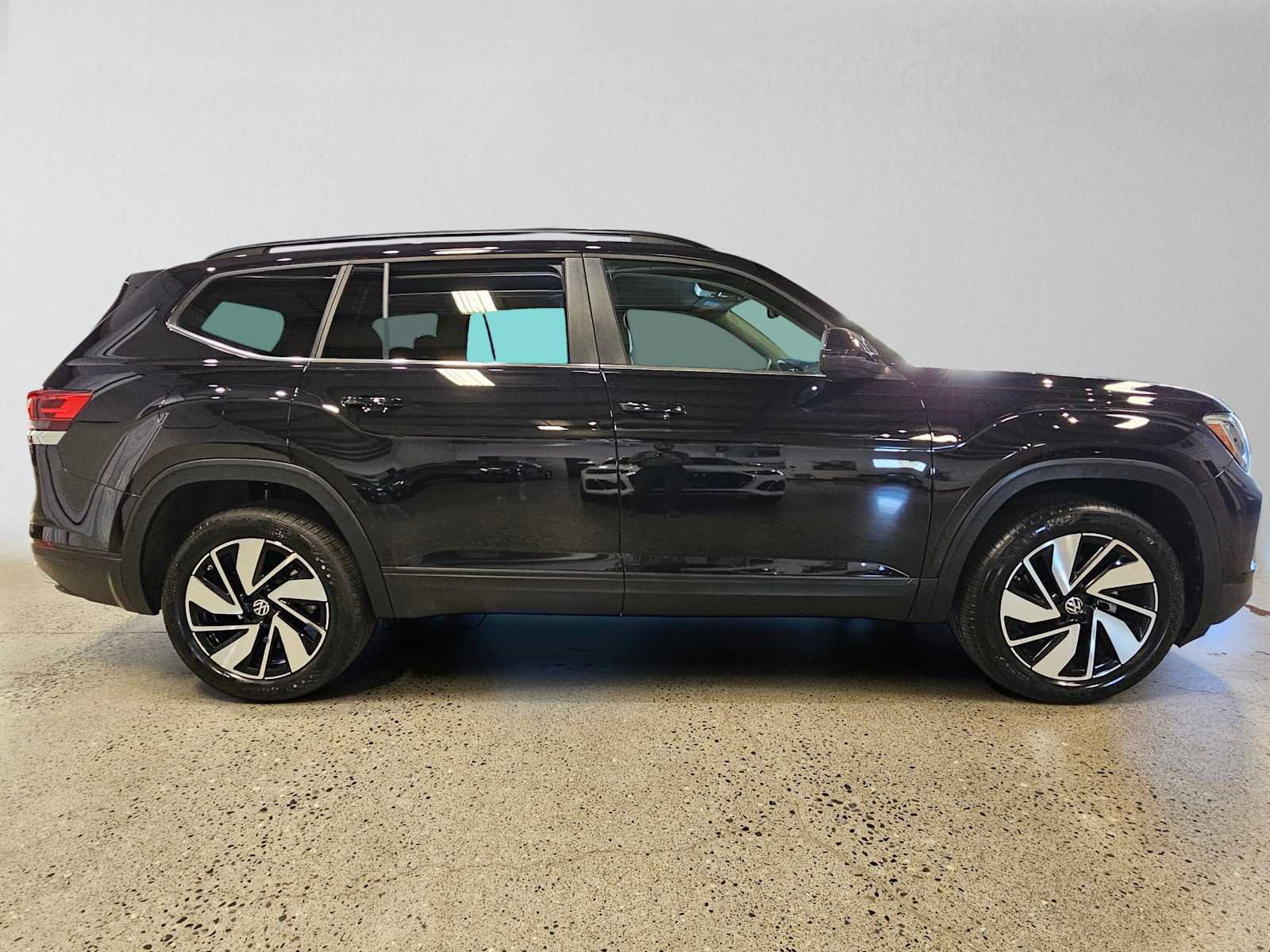 Used 2025 Volkswagen Atlas SE AWD/4WD image 2