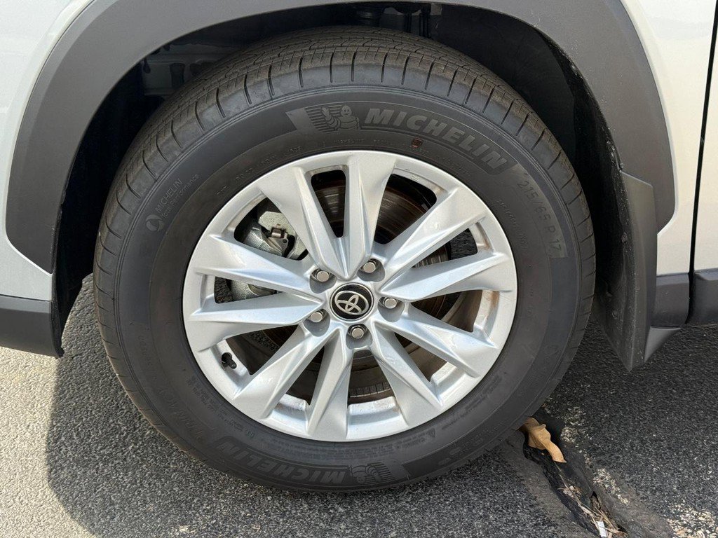 Certified 2025 Toyota Corolla Cross LE image 7