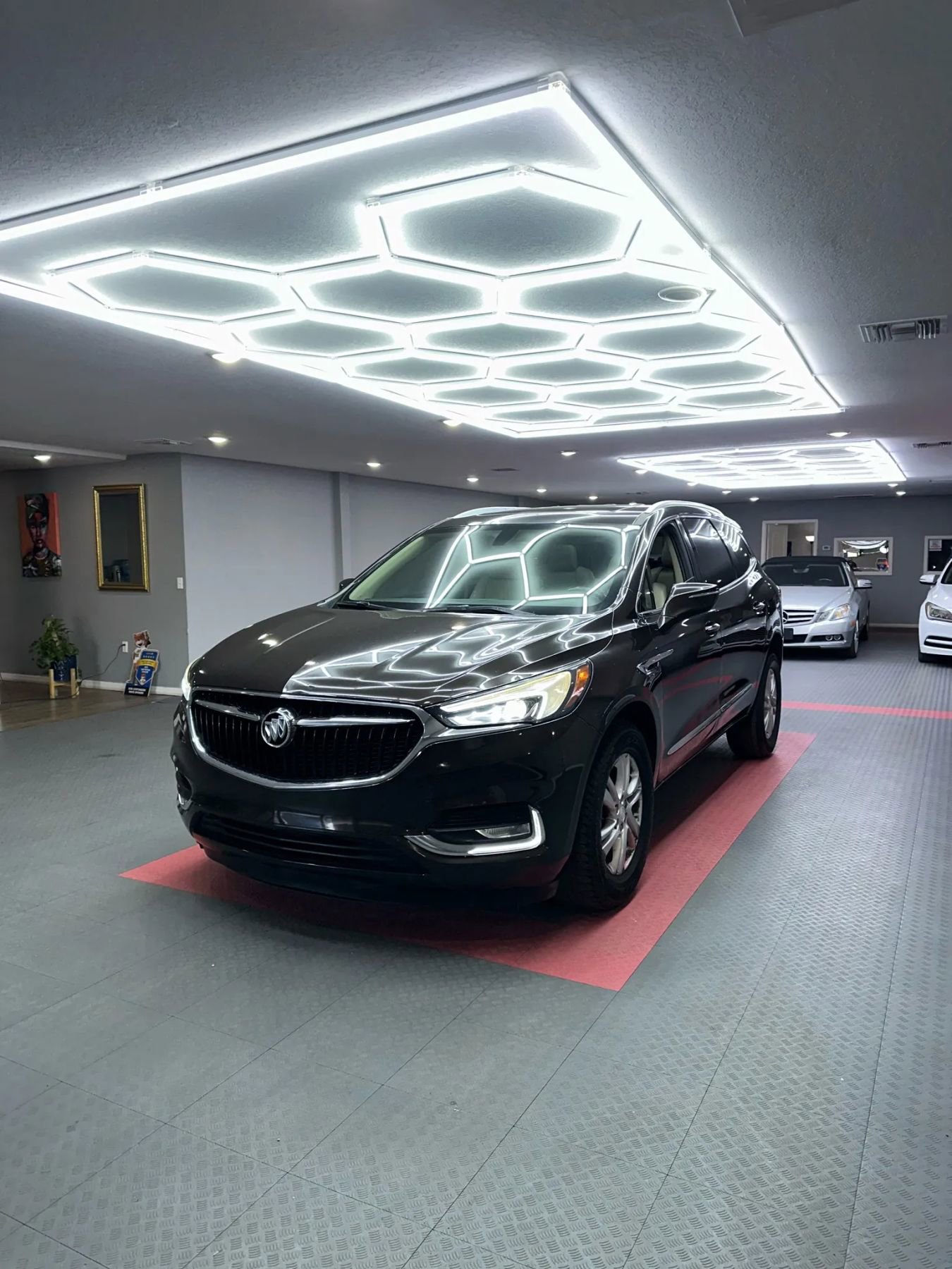 Used 2018 Buick Enclave Essence image 2