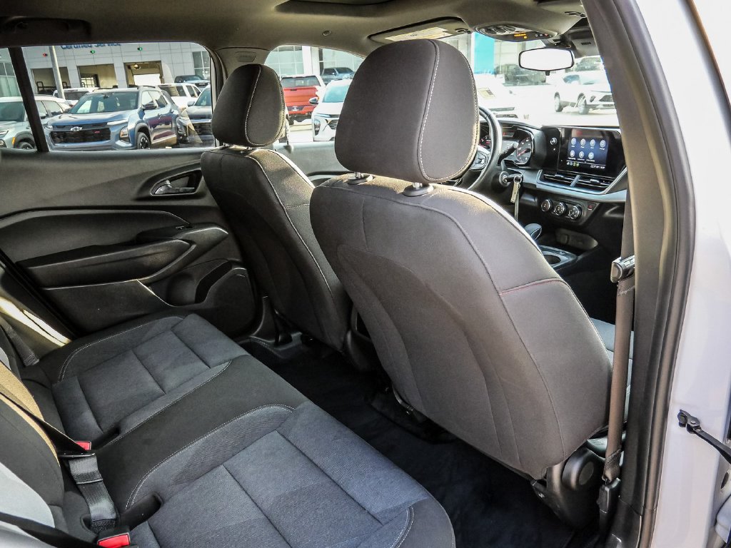 Used 2025 Chevrolet Trax RS w/ Sunroof Package FWD image 21