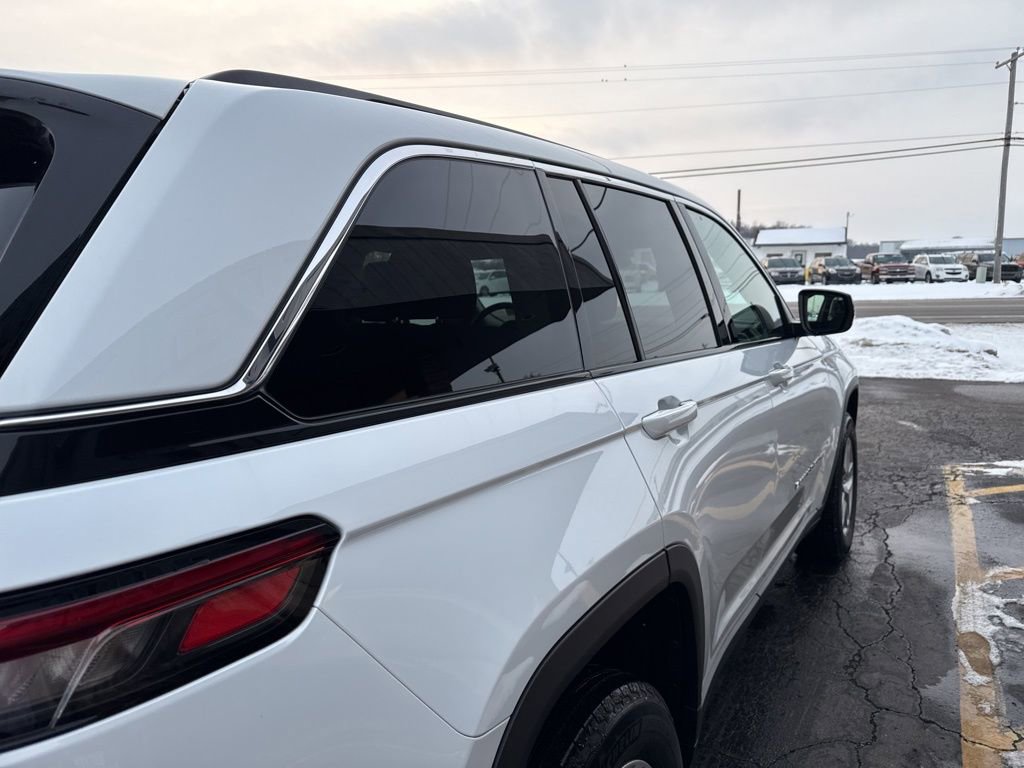 Used 2024 Jeep Grand Cherokee Laredo X image 18