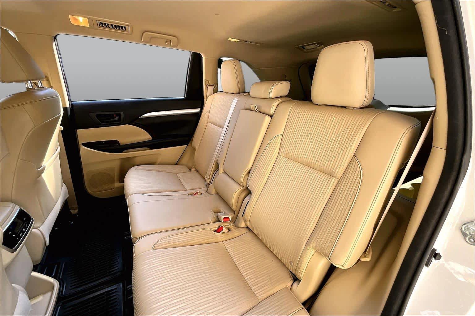 Used 2016 Toyota Highlander Plus FWD image 19