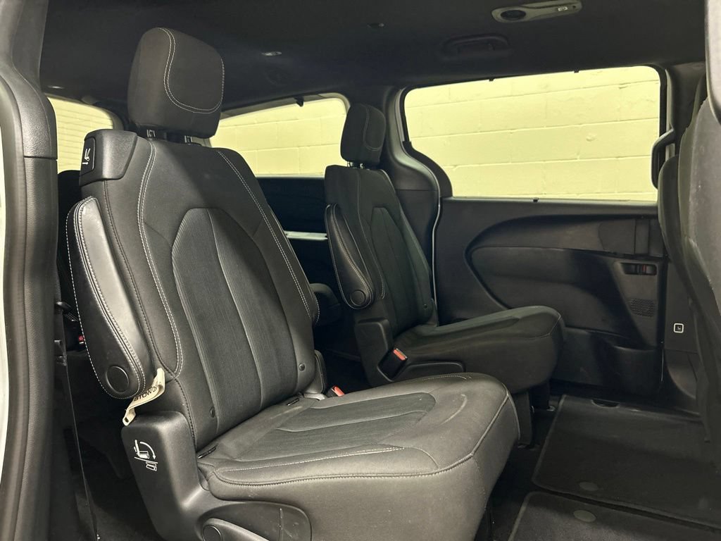 Used 2019 Chrysler Pacifica Touring Plus w/ S Appearance Package FWD image 11