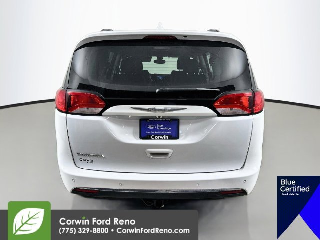 Used 2017 Chrysler Pacifica Touring-L FWD image 8