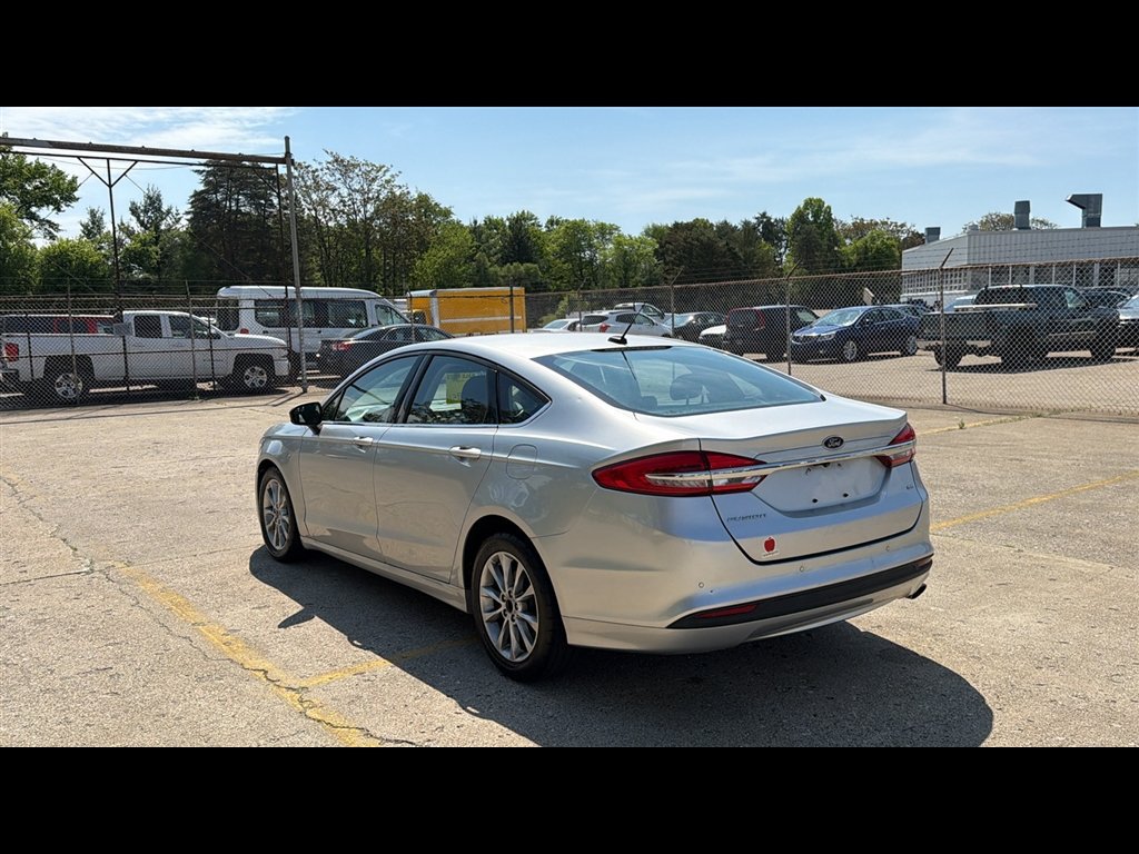 Used 2017 Ford Fusion SE w/ Fusion SE Technology Package FWD image 4