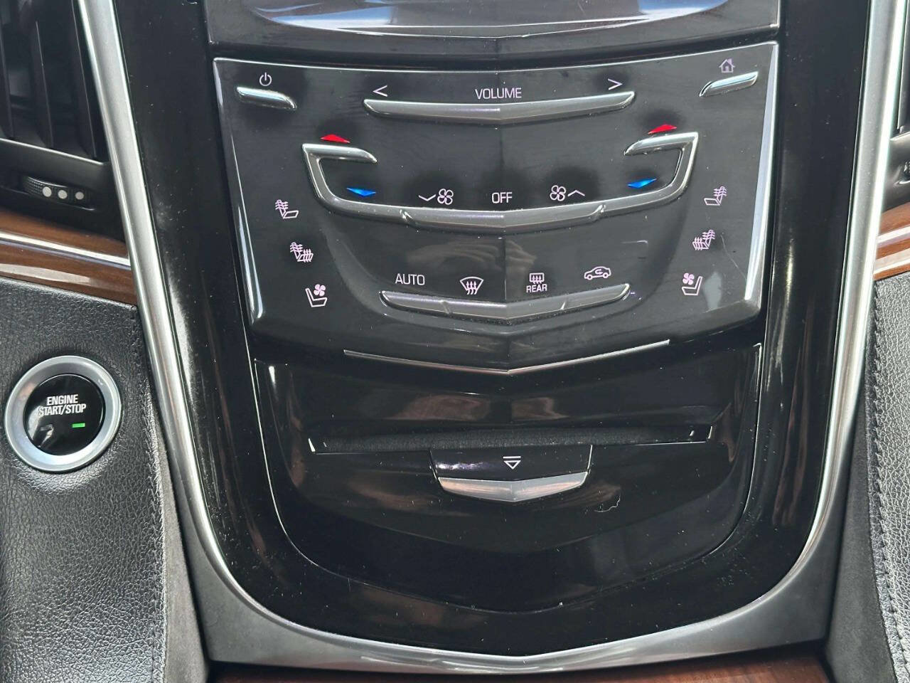 Used 2018 Cadillac Escalade Luxury AWD/4WD image 34